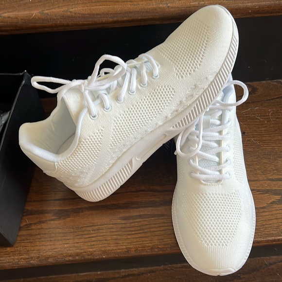 Brand New inbox Conzuri Ice Runners. I paid 154.99 USD. - Picture 4 of 5